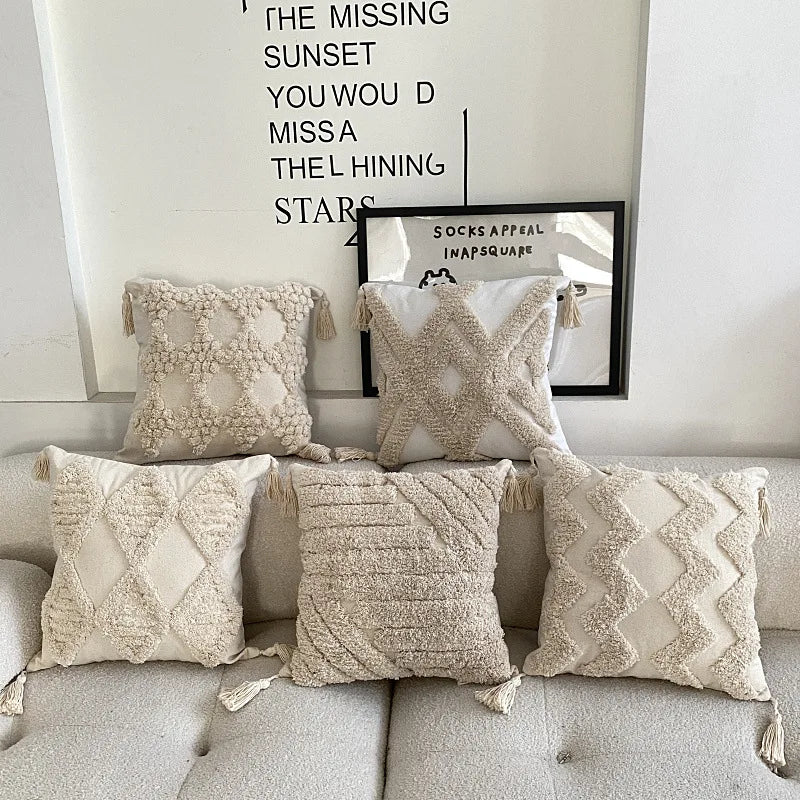 coussin décoratif bohème beige motif géométrique texture bouclée pompon canapé salon