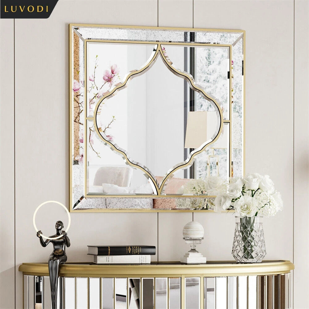 Miroir décoratif doré avec motif floral et étagère en métal pour le décor de la maison.