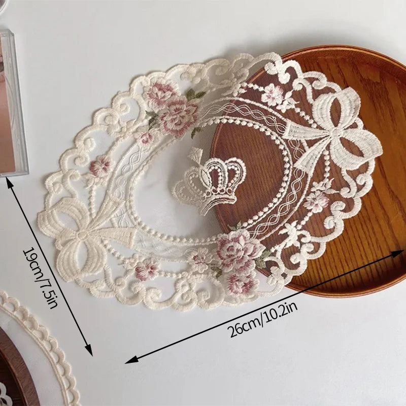 serviettes table vintage blanches rose pâle broderie florale dentelle romantique
