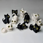 figurines chats miniature résine noir blanc yeux jaunes brillants cartoon mignon décoration erotiquecollector
