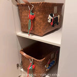 panier rangement rotin tissé marron clair brodé chien rustique poignées cuir décoration maison