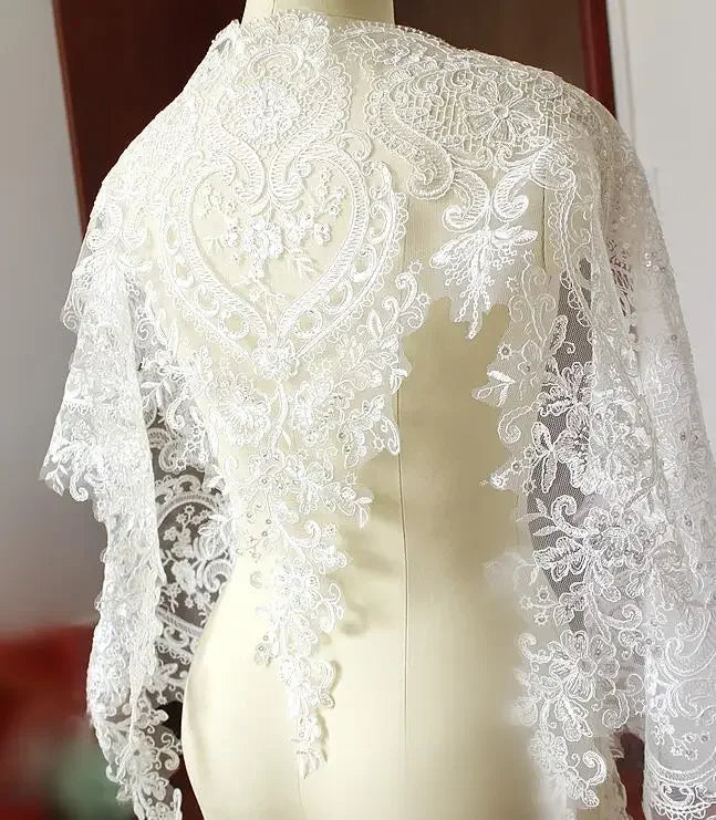 étole élégante broderie fine motifs floraux géométriques polyester translucide rose pâle bleu clair vert