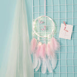 attrape rêves boho chic papillons plumes rose clair blanc moderne chambre décoration suspendue