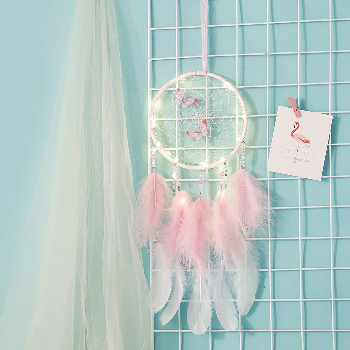 attrape rêves boho chic papillons plumes rose clair blanc moderne chambre décoration suspendue