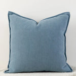 Coussin décoratif bleu gris texturé avec un motif en chevrons, parfait pour apporter une touche de sophistication à votre décor d'intérieur.