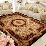 Un élégant tapis persan aux motifs floraux ornés de détails dorés, assorti à un mobilier de salon tout aussi raffiné, crée une atmosphère chaleureuse et sophistiquée dans cette pièce.