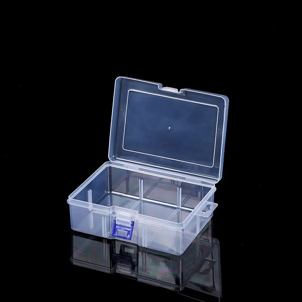 Détail de la boîte de rangement transparente montrant sa fermeture et son design carré