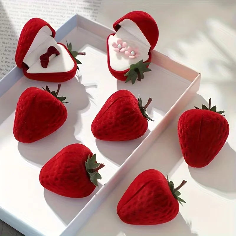 boîte bijoux forme fraise velours rouge graines fraises moderne élégant cadeau mariage valentin mère