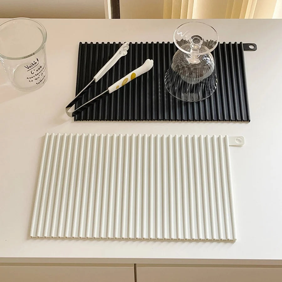 tapis vaisselle moderne noir blanc rayures verticales clips respectueux environnement
