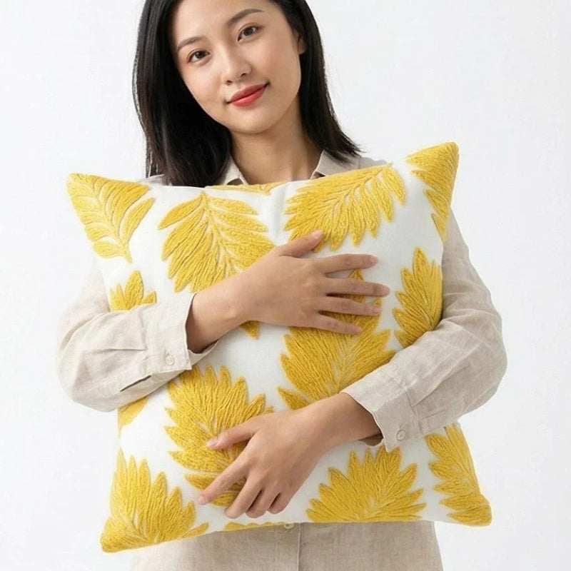 housse coussin brodée motif feuilles moderne coton polyester vert jaune bleu gris 45x45cm