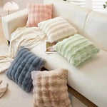 coussins rectangulaires peluche douce rose clair vert pastel lit tissé rayures horizontales moderne respectueux