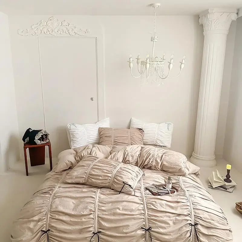 Housse de couette blanche plissée à volants sur lit