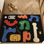Ce tapis décoratif coloré et amusant sur fond noir présente des formes et des silhouettes abstraites qui semblent être des créatures fantaisistes ou des éléments de design graphique ludiques.