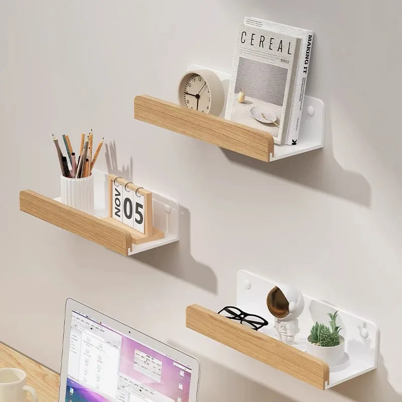 Détail de l'installation sans perçage de l'étagère avec autocollants