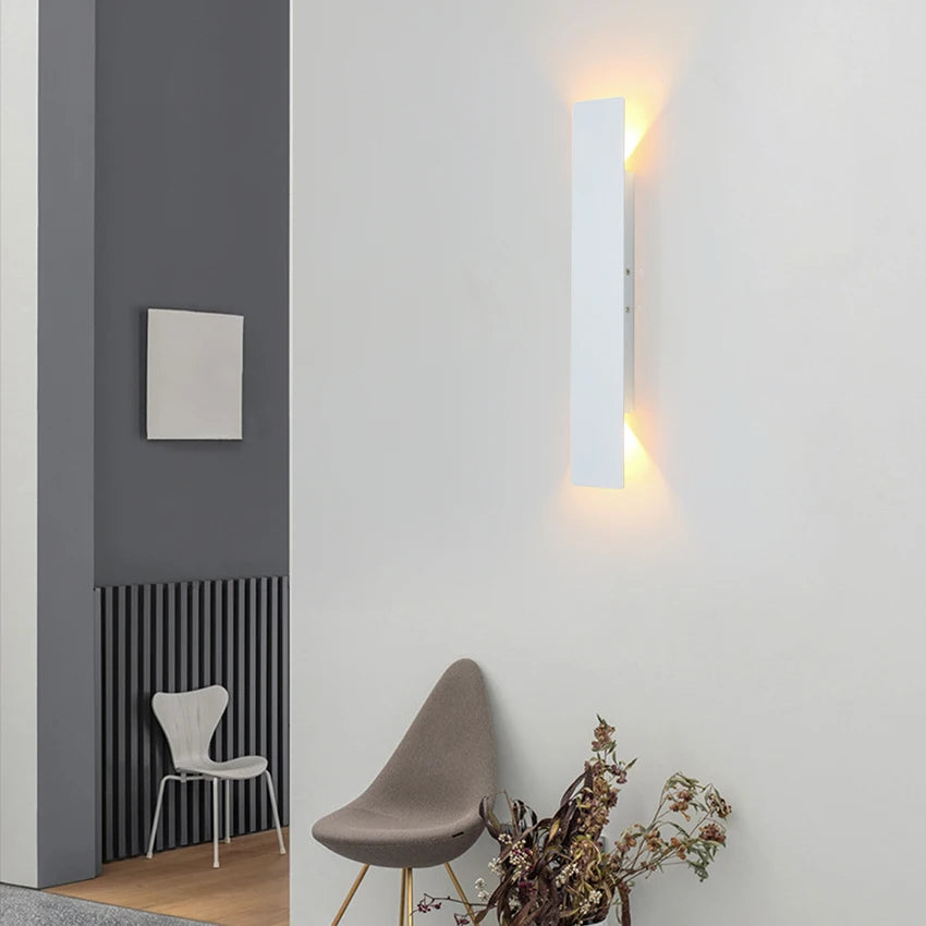 Lampes murales LED modernes noires blanches dorées effet brossé minimaliste fixées mur