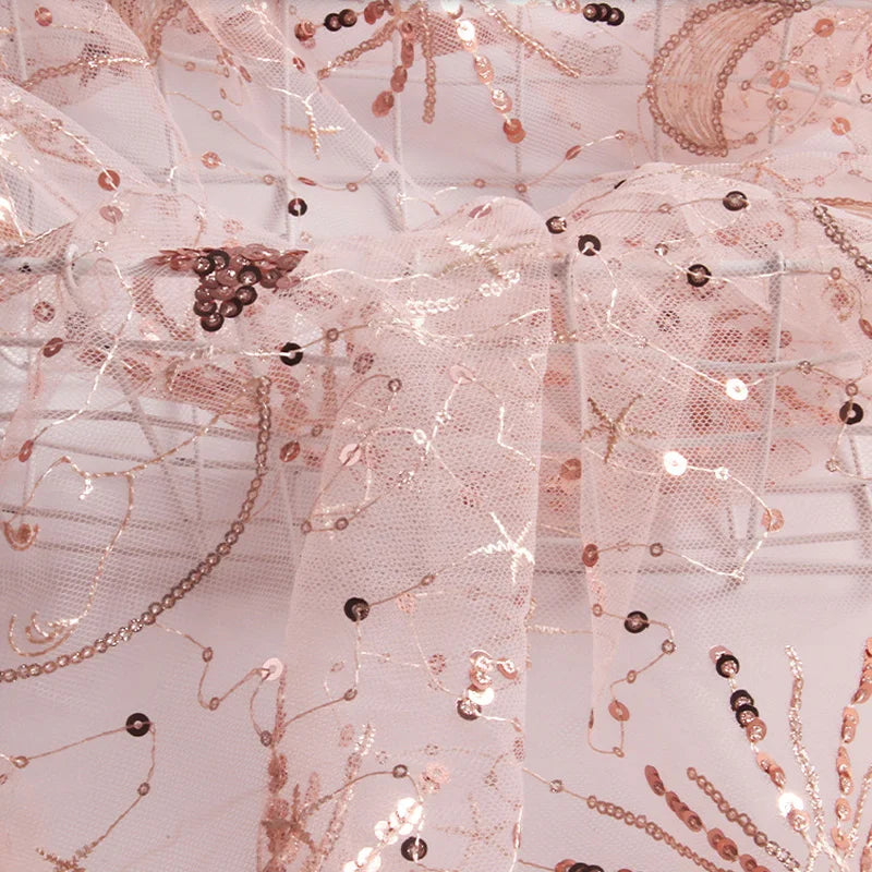 tissu decoratif blanc doré rose pâle étoiles lunes sequins motifs floraux transparent festif bricolage