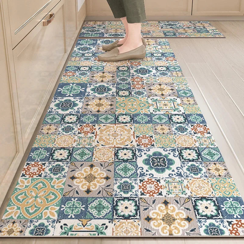 Un tapis coloré avec des motifs floraux variés recouvrant le sol d'une pièce, sur lequel une personne marche avec des chaussures beiges.