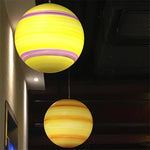 boules décoratives planètes suspension fil blanc jaune orange bleu vert marron rose gris rayures