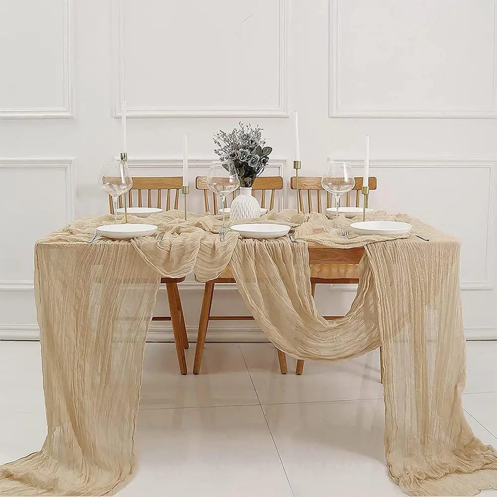 chemin table plissé moderne vert olive beige rouge brun élégant assiettes fourchettes couteaux serviettes
