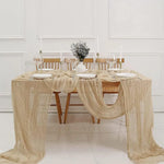 chemin table plissé moderne vert olive beige rouge brun élégant assiettes fourchettes couteaux serviettes