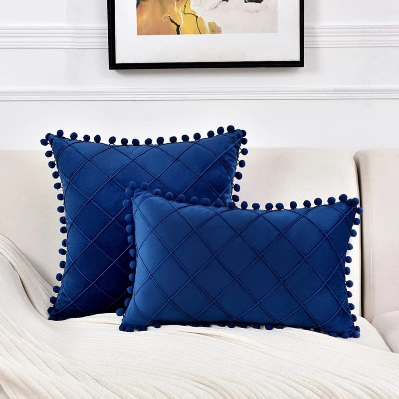 coussin bleu marine velours motif carreaux pompons décoration salon moderne housse canapé confortable