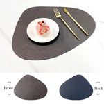 tapis table moderne marron gris vert texture cuir adhésif assiettes fourchettes couteaux