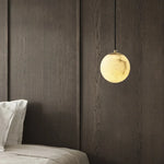 suspension lumineuse moderne marbre translucide câble noir socle doré élégante chambre salon étude