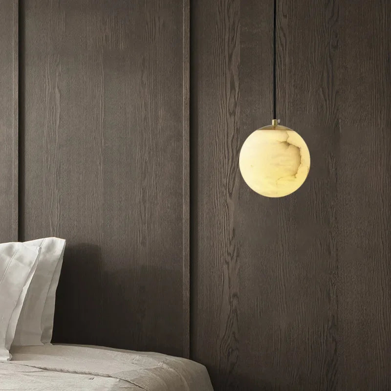suspension lumineuse moderne marbre translucide câble noir socle doré élégante chambre salon étude