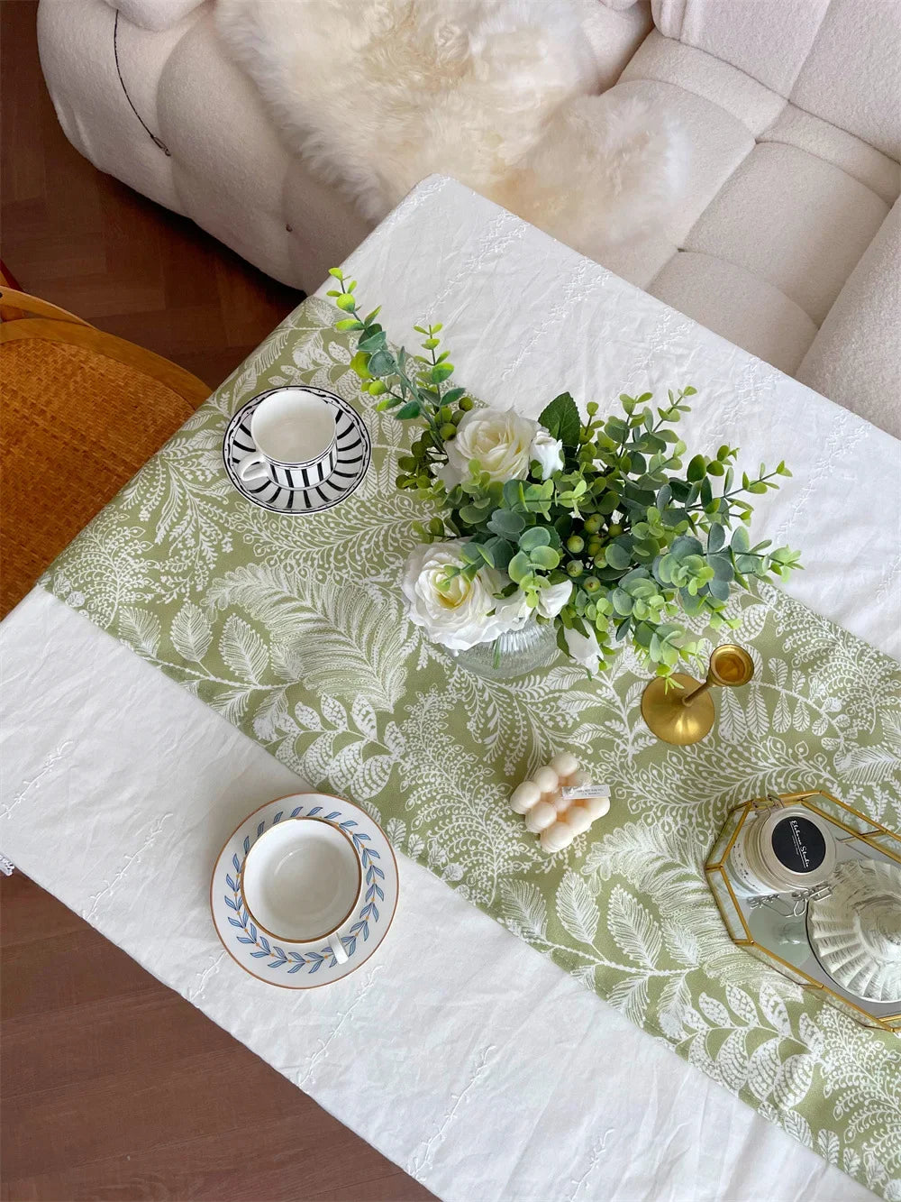 nappe verte feuilles gaufrée bordure dentelée motif floral décoration intérieure champêtre vintage table basse