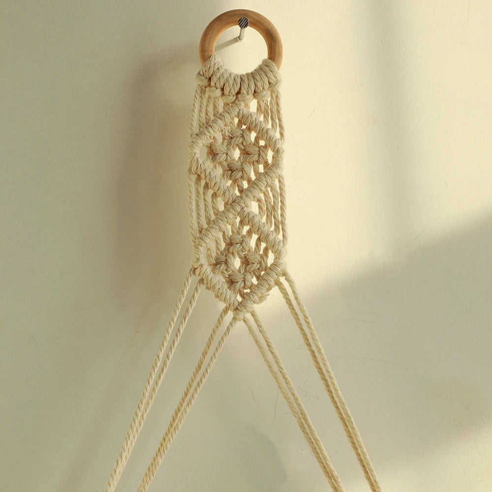 Étagère murale macramé 2 niveaux accrochée dans un salon décoré