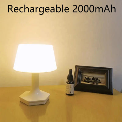 Lampe de chevet LED rechargeable blanche sur table de nuit