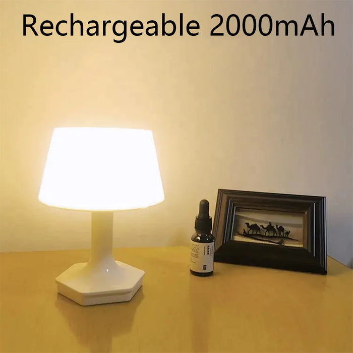Lampe de chevet LED rechargeable blanche sur table de nuit