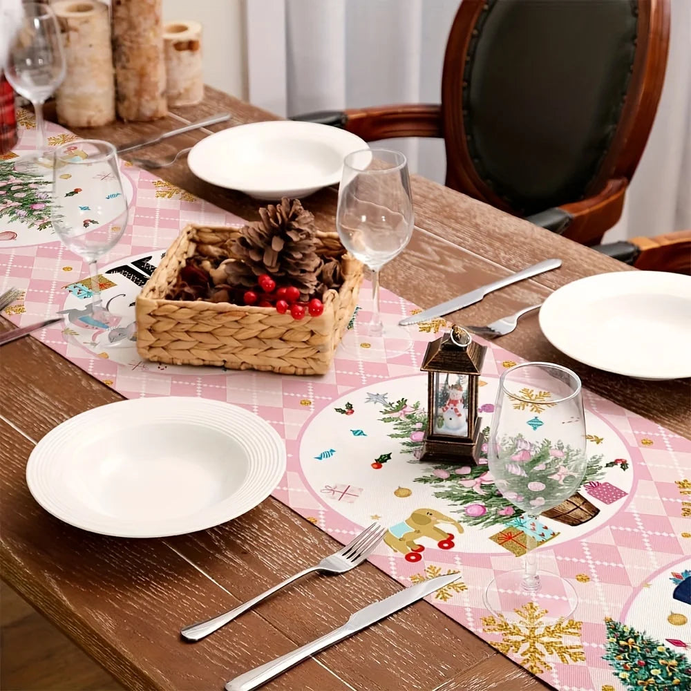 La table est joliment dressée avec des assiettes blanches, des verres élégants et une jolie décoration de table avec des pommes de pin, des baies rouges et une lanterne. L'ensemble crée une ambiance festive et chaleureuse.