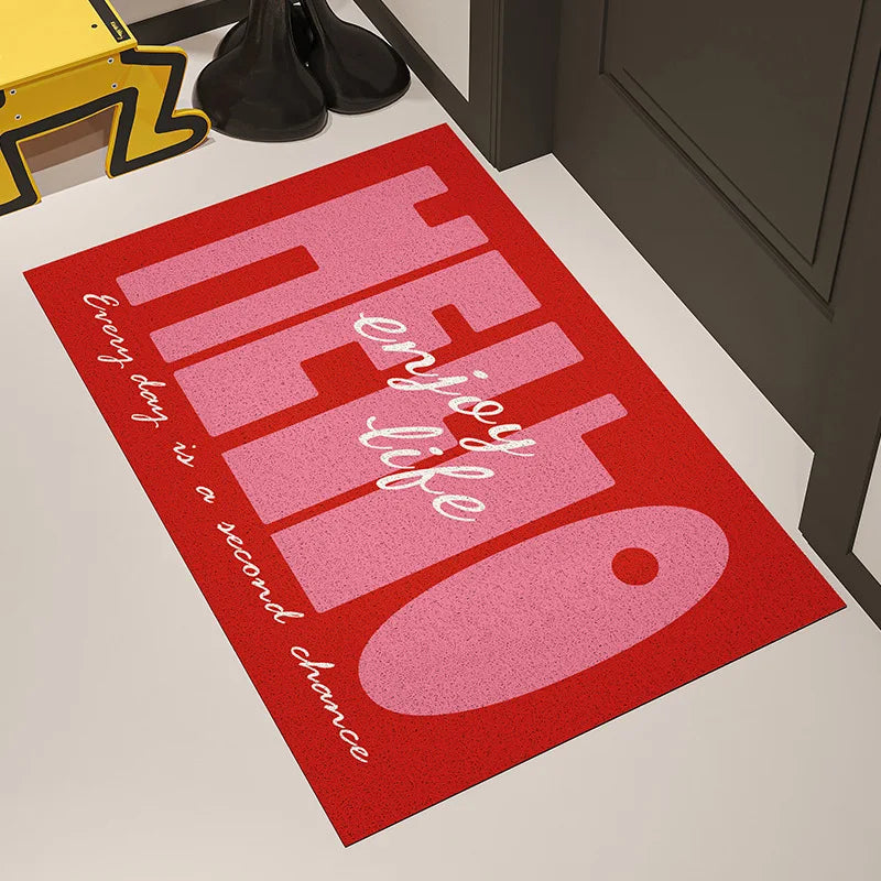 Le tapis personnalisé avec un texte en rose vif et un poisson stylisé sur fond rouge crée une ambiance ludique et attrayante dans cette pièce de la maison.
