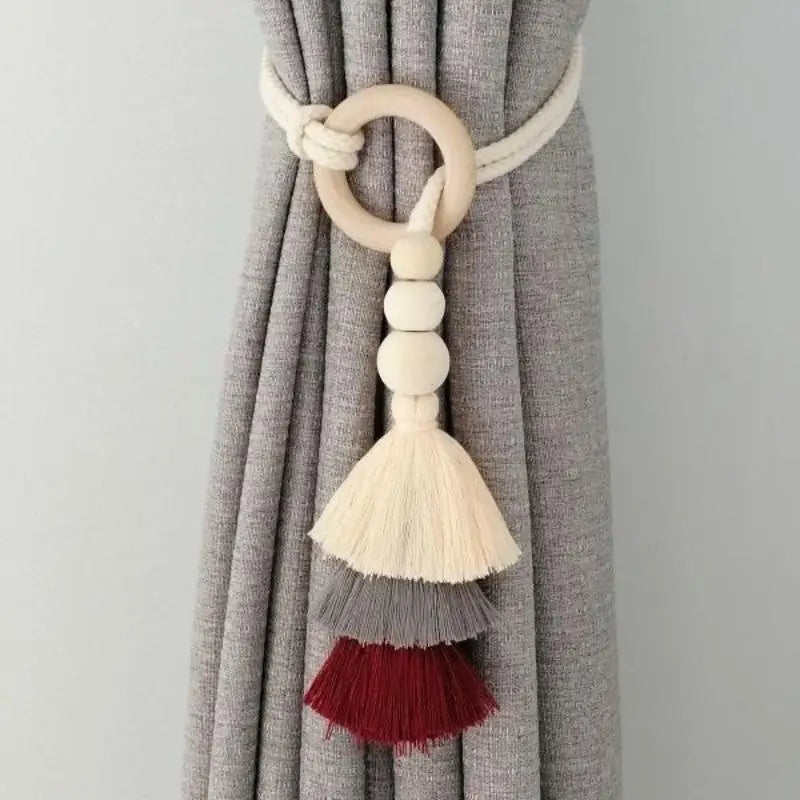 boucles rideau bois pompons tissus beiges marrons boho chic anneaux décoration maison
