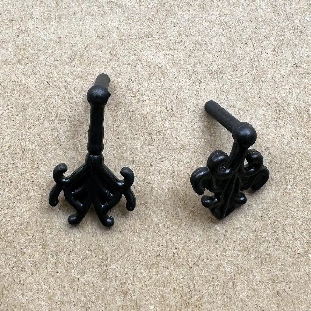 boucles d'oreilles poupées monstres rouge noir blanc argenté motifs gears spirales détaillées modernes