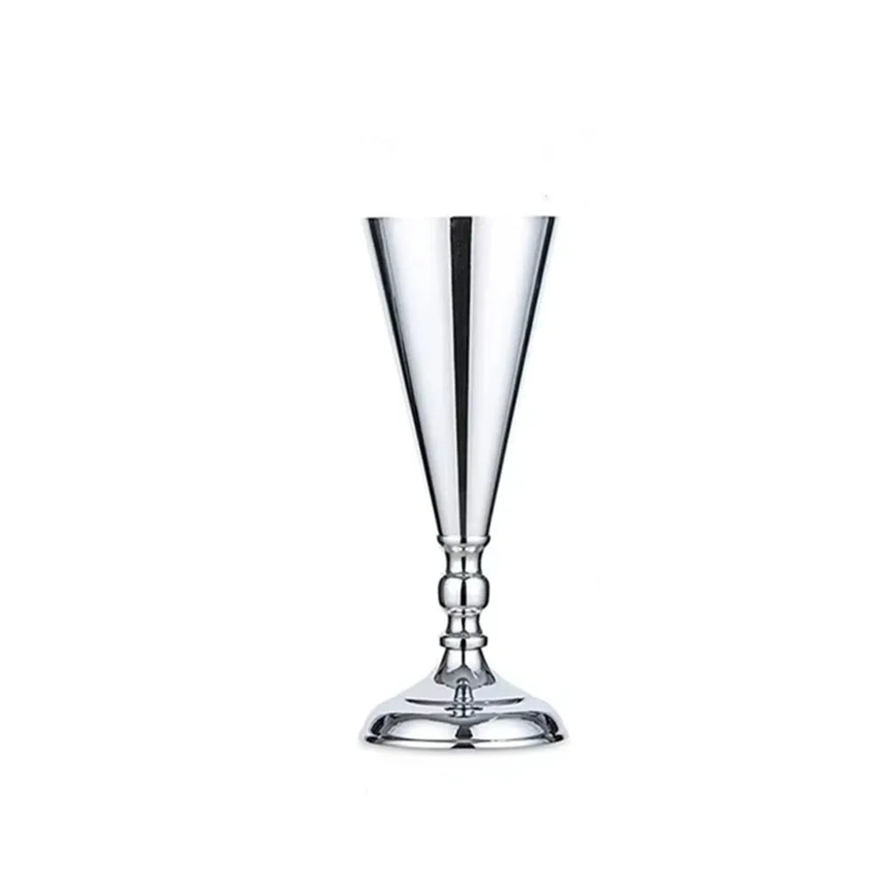 vases dorés classiques ornements floraux fleurs artificielles table mariage romantique