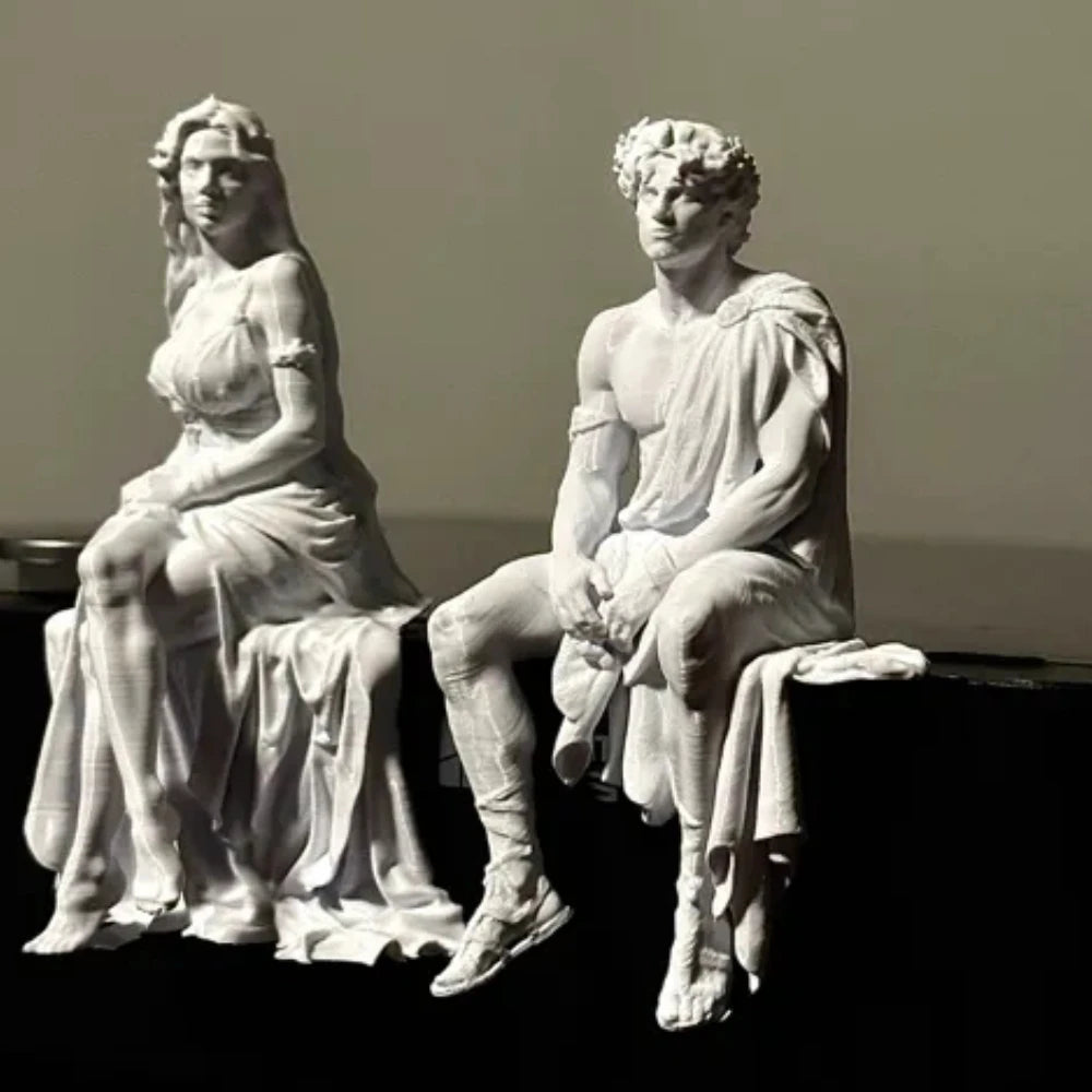 statuette grecque antique blanc draperies détaillées classique art décoratif étagère posée figurine homme femme
