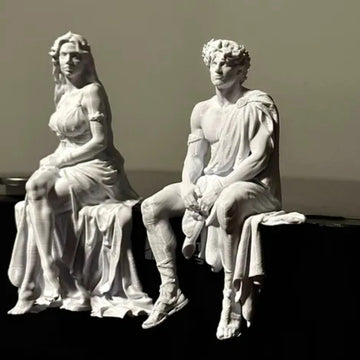statuette grecque antique blanc draperies détaillées classique art décoratif étagère posée figurine homme femme