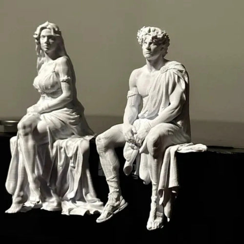 statuette grecque antique blanc draperies détaillées classique art décoratif étagère posée figurine homme femme