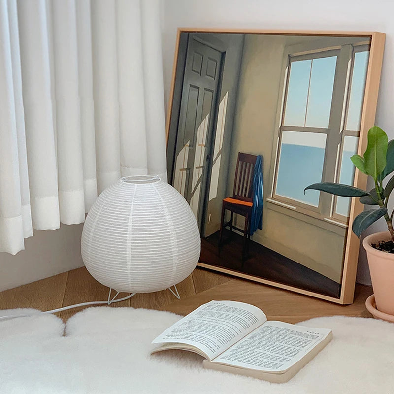 lampe table moderne blanc rayures horizontales pieds métalliques interrupteur bouton flux lumineux faible décoration
