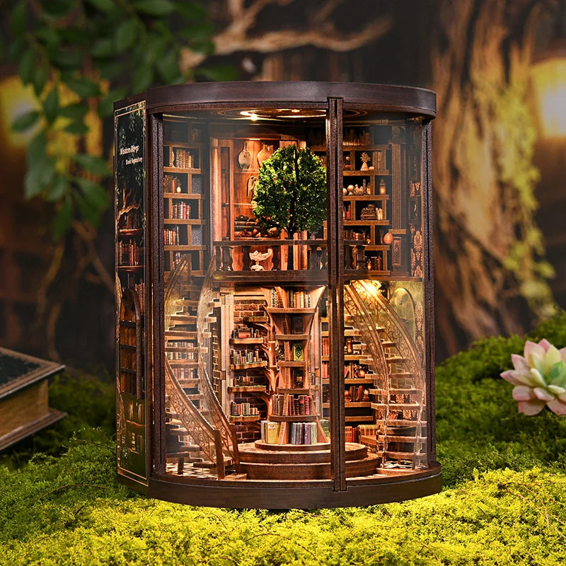 bibliothèque miniature bois éclairée livres miniatures escalier étagères plante verte compas fantaisie