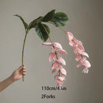 branche artificielle fleurs naturelles extérieur accrochées blanc vert feuilles larges minimaliste