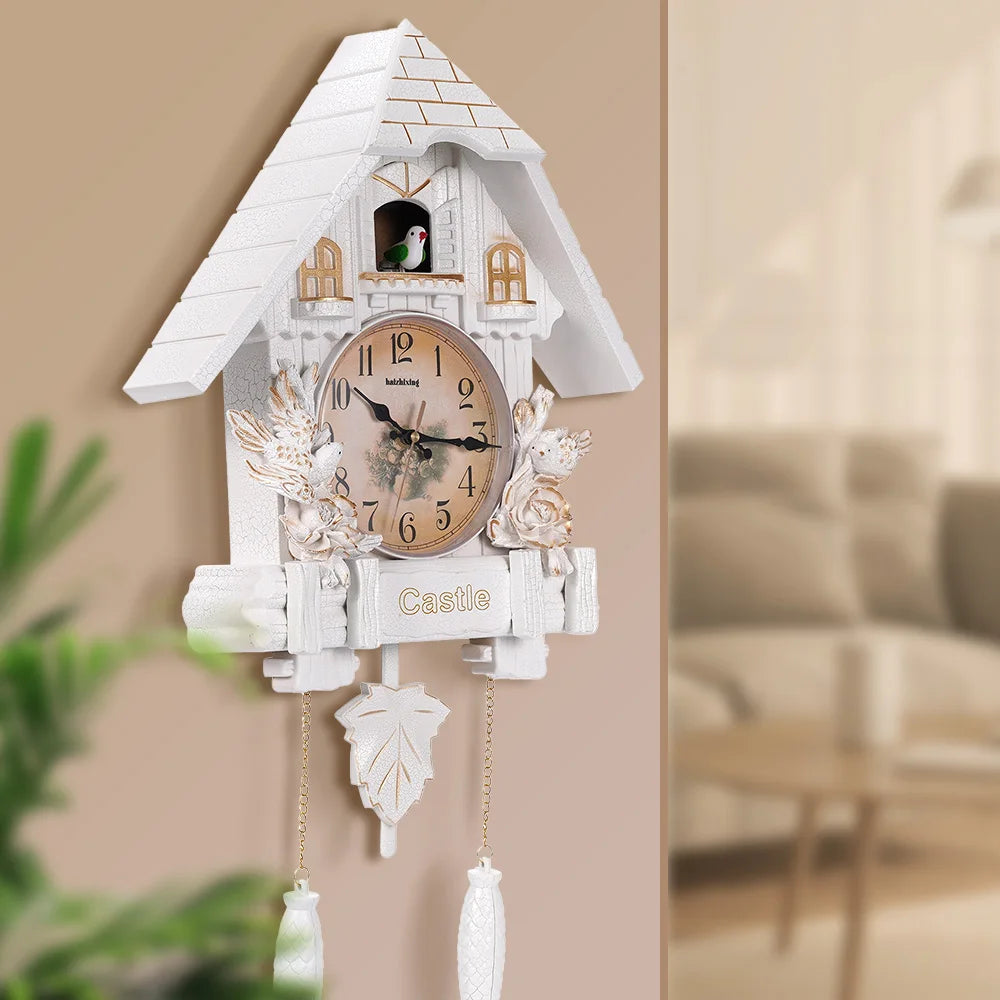 horloge murale classique château oiseaux feuilles fenêtres salon blanc