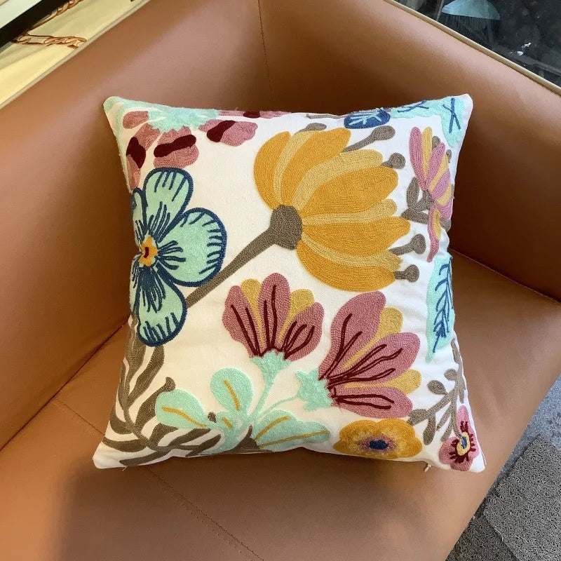 coussin décoratif brodé motifs floraux multicolore moderne maison canapé