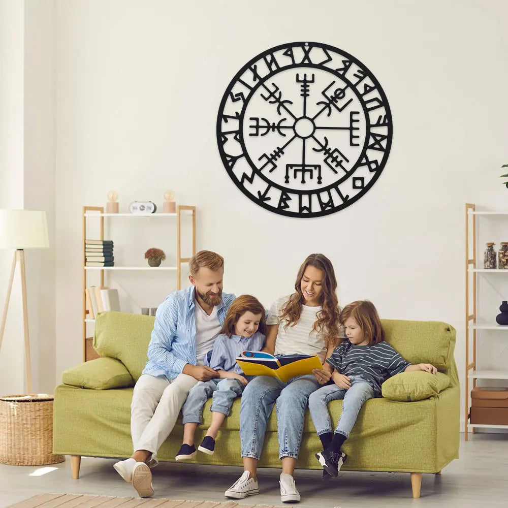 horloge murale noire symboles anciens motifs géométriques artisanal métal vieilli