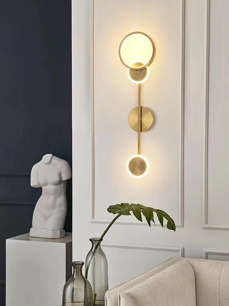 Installation murale de l'applique en laiton dans un intérieur moderne