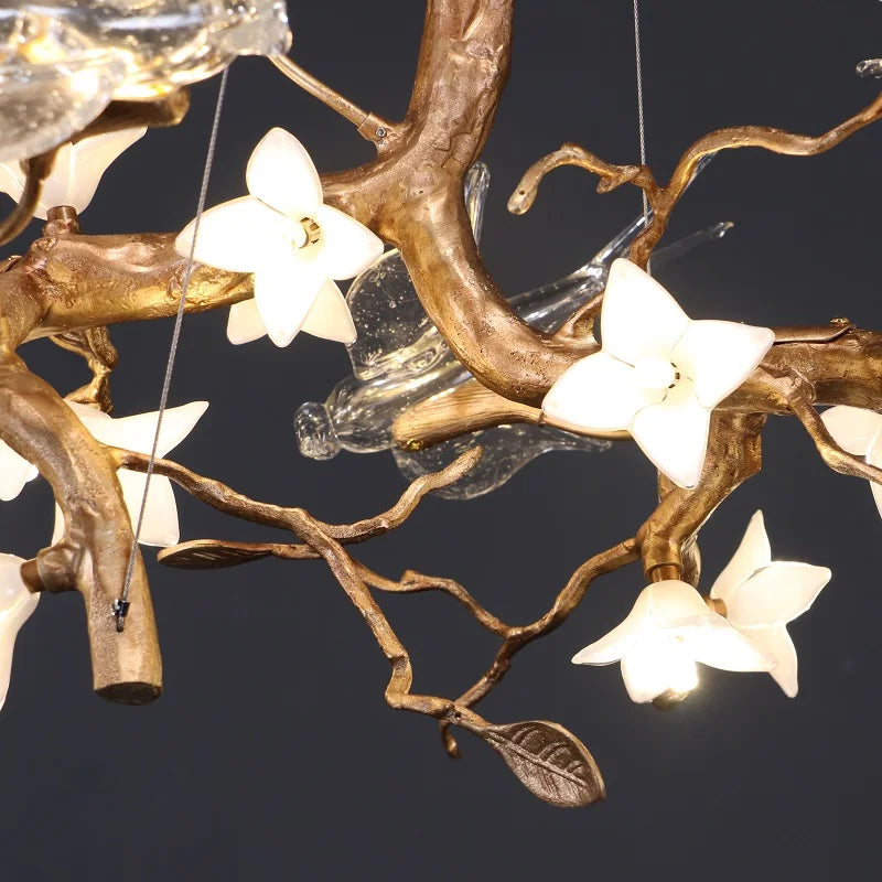 Suspension lumineuse moderne oiseaux transparents branches dorées fleurs blanches led verre chrome poli chambre