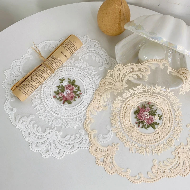 serviettes table vintage blanc broderie florale dentelle romantique maison fête
