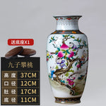 Vase en porcelaine décoré de motifs floraux et de personnages chinois.